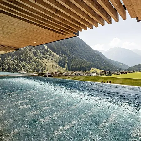 Alpine Luxury Schwarzenstein Hotel 4*